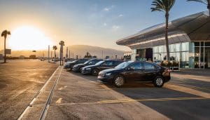 Firefly losangeles havalimani onunde yolcusunu bekleyen siyah luks marka arabalar. 49655